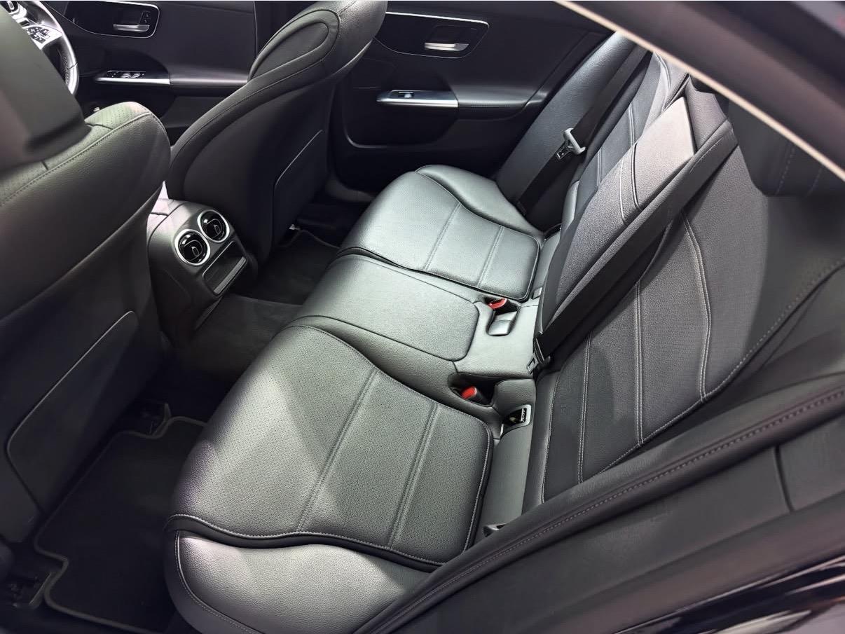 
								Mercedes-BenzC-ClassC200 Avantgarde full									