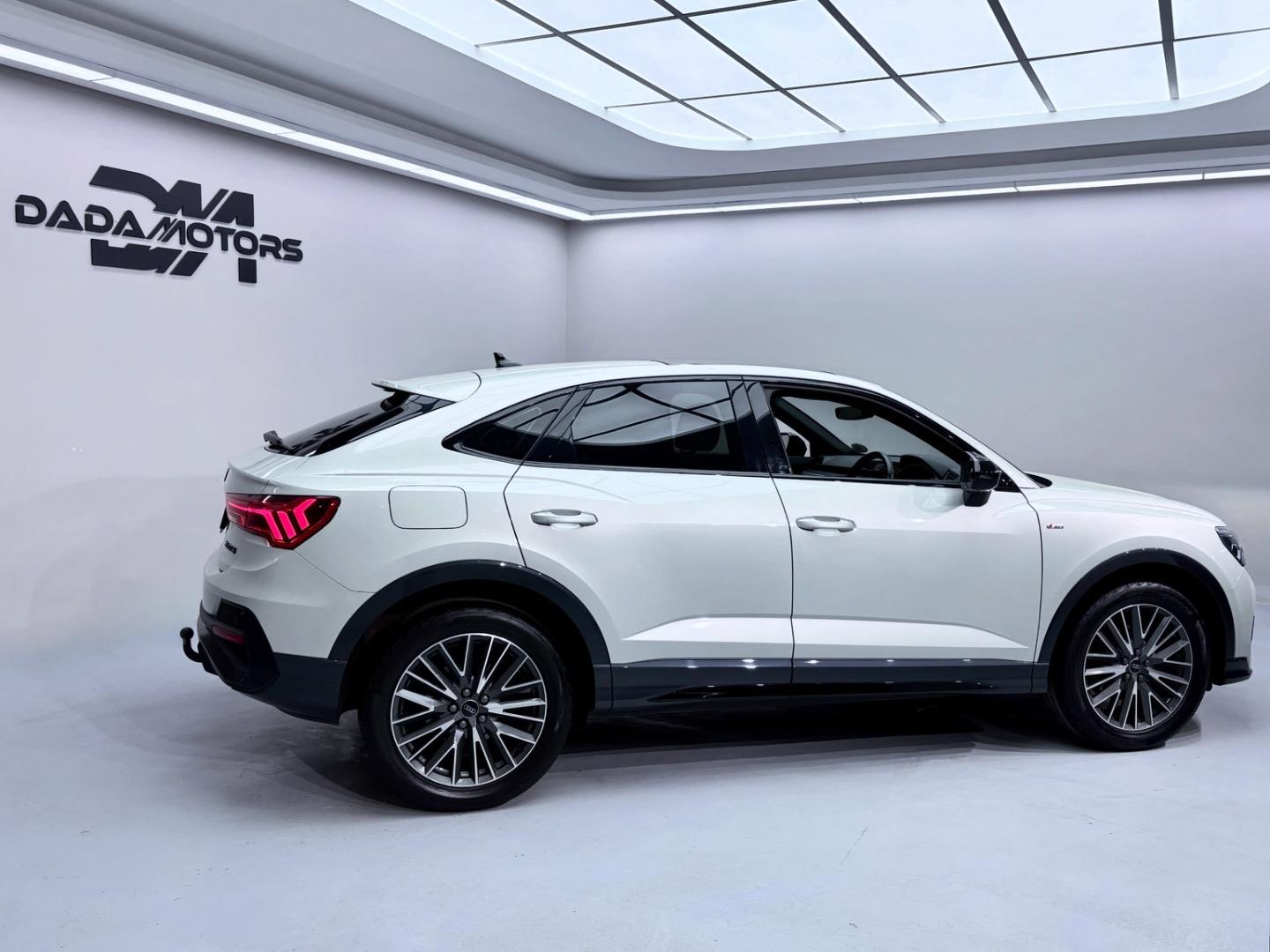 
								AudiQ3Sportback 35TFSI Black Edition full									