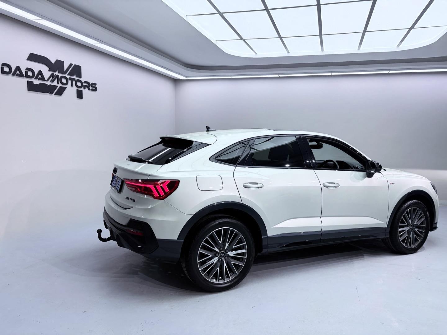 
								AudiQ3Sportback 35TFSI Black Edition full									