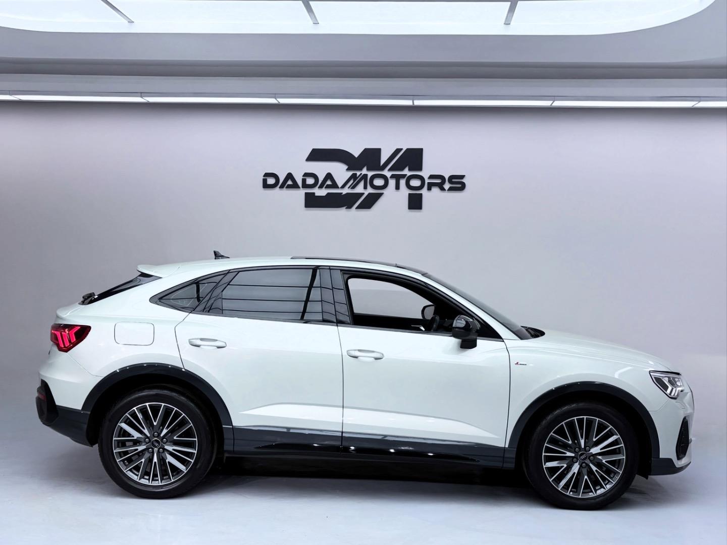 
								AudiQ3Sportback 35TFSI Black Edition full									