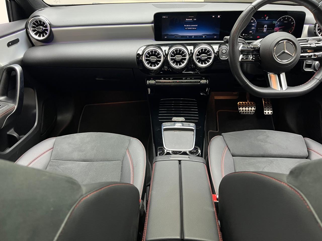 
								2025 Mercedes-Benz A-Class A200 Hatch AMG Line auto full									