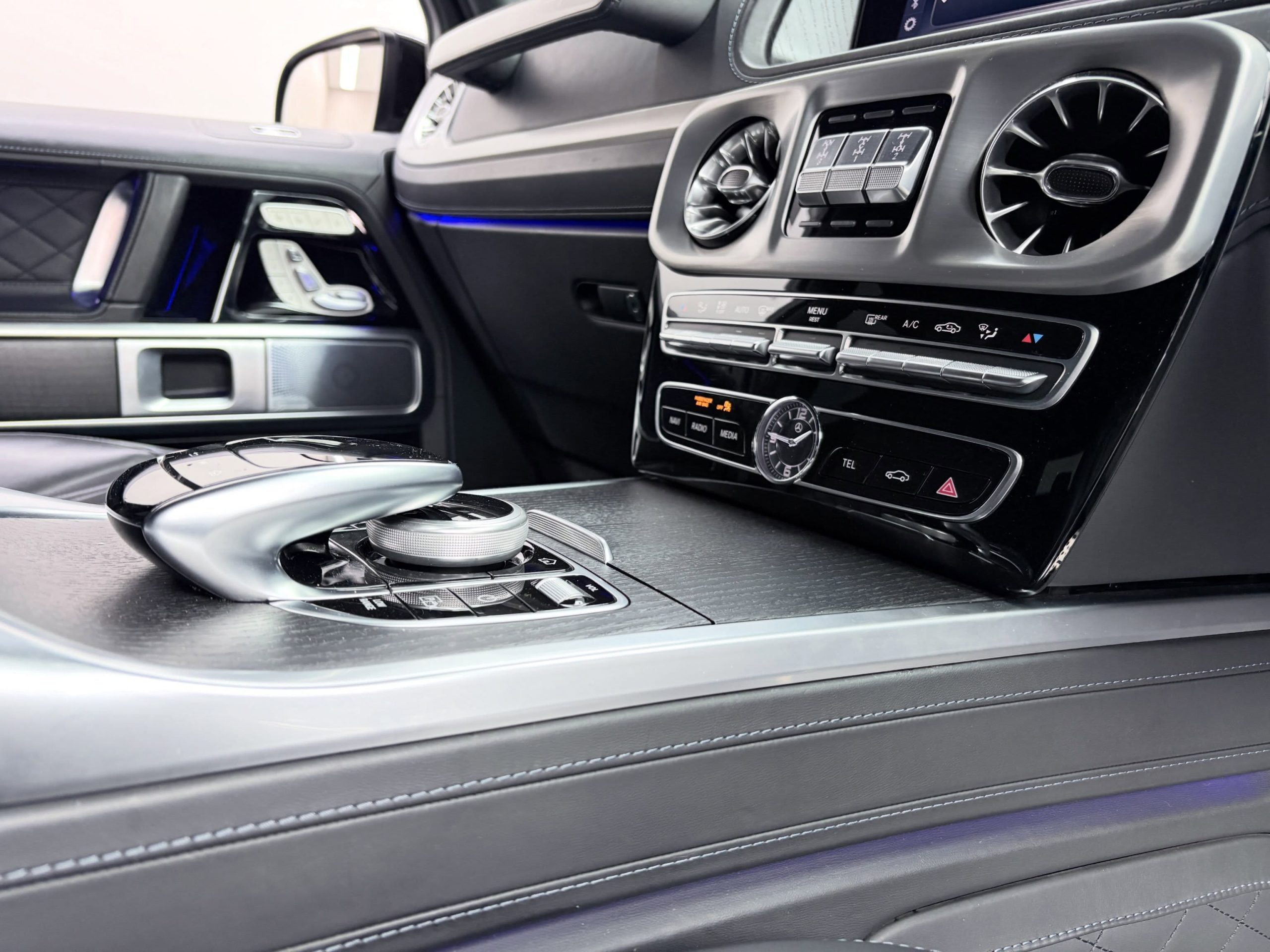 
								MERCEDES-BENZ G400d AUTO full									