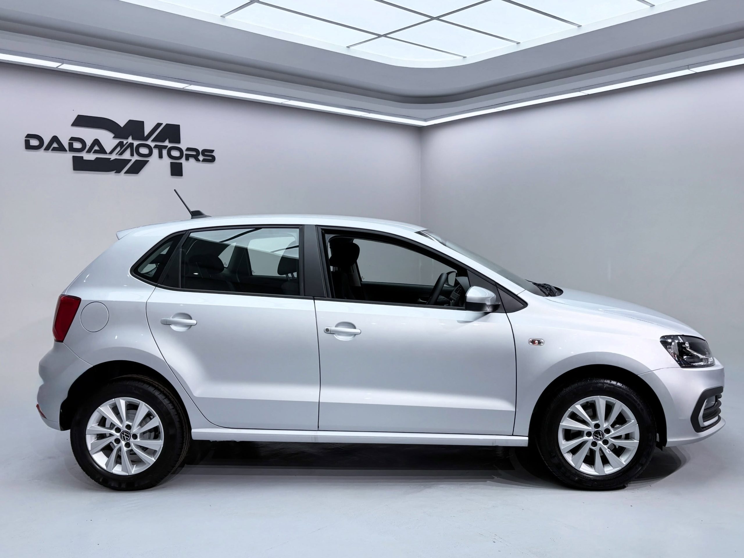 
								VOLKSWAGEN POLO VIVO 1.6 LIFE TIP (5DR) full									