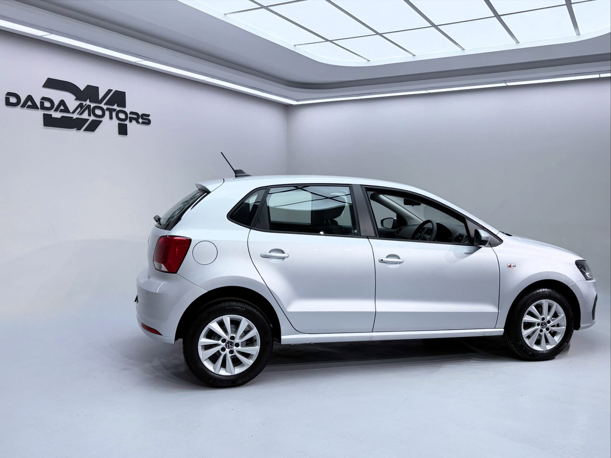 
								VOLKSWAGEN POLO VIVO 1.6 LIFE TIP (5DR) full									