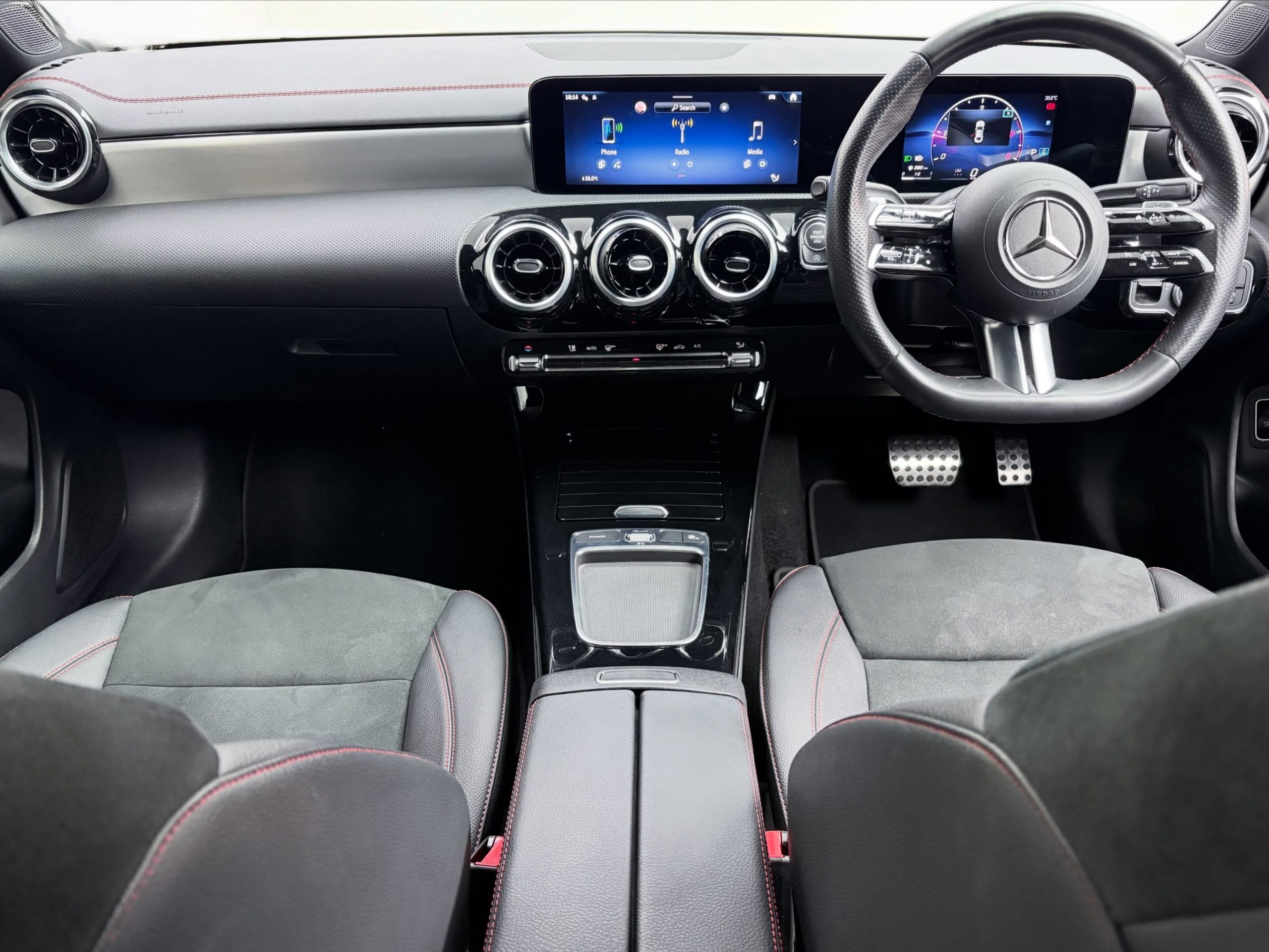 
								MERCEDES-BENZ CLA 220D AUTO full									
