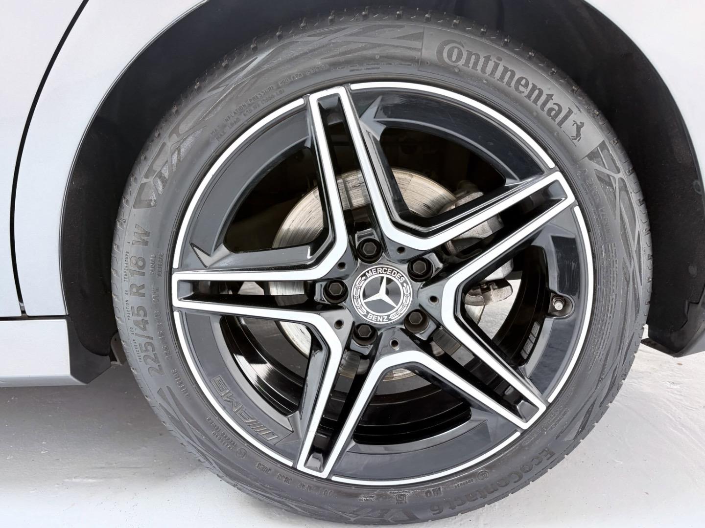 
								Mercedes-BenzCLACLA220d AMG Line full									