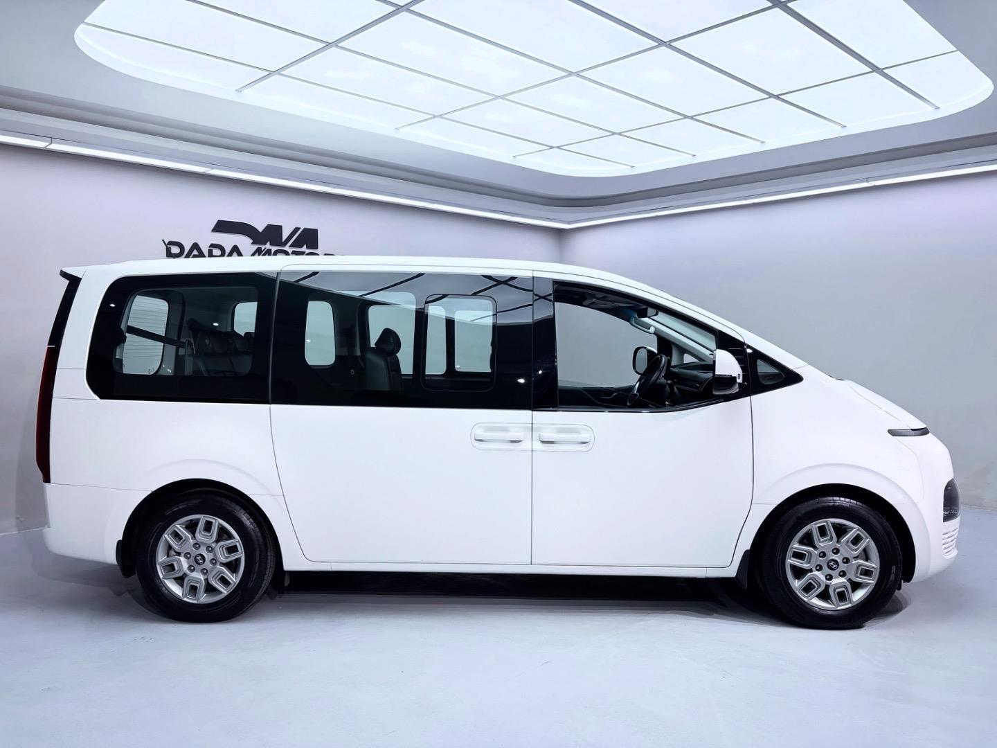 HyundaiStaria2.2D Executive 9-Seater
