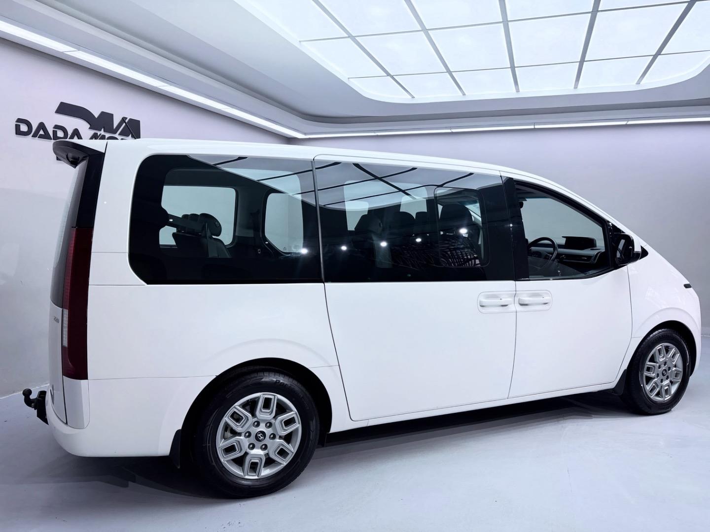 
								HyundaiStaria2.2D Executive 9-Seater full									