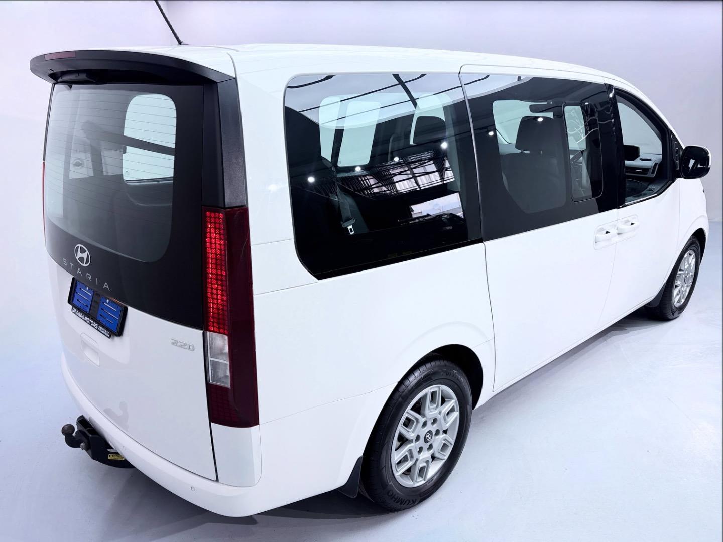
								HyundaiStaria2.2D Executive 9-Seater full									