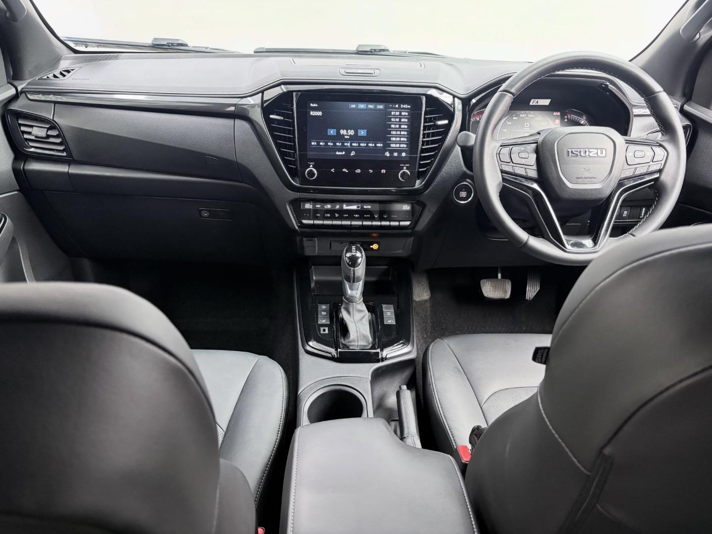 
								IsuzuD-Max3.0TD Double Cab V-Cross full									