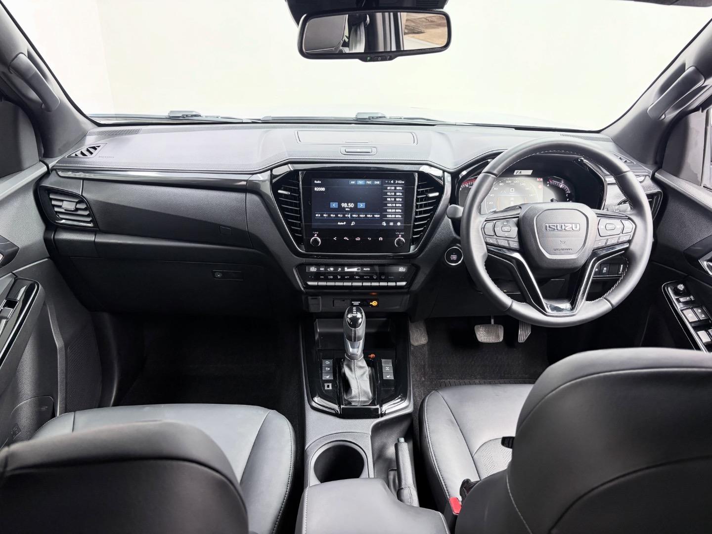 
								IsuzuD-Max3.0TD Double Cab V-Cross full									