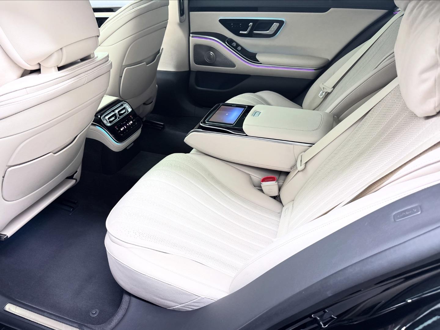 
								Mercedes-BenzS-ClassS500 L 4Matic AMG Line full									